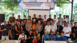 Kasatlantas Polres Gresik AKP Rizki Julianda Putera Buna bersama driver  ambulance
