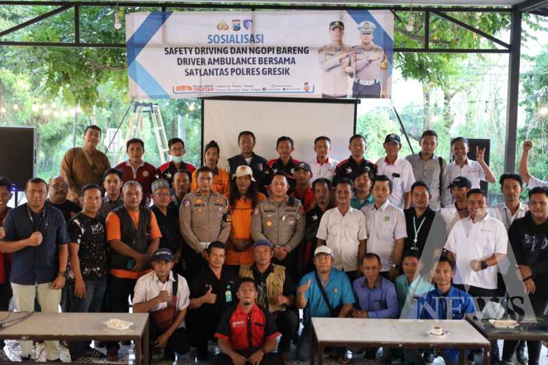 Kasatlantas Polres Gresik AKP Rizki Julianda Putera Buna bersama driver  ambulance