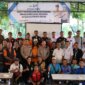 Kasatlantas Polres Gresik AKP Rizki Julianda Putera Buna bersama driver  ambulance