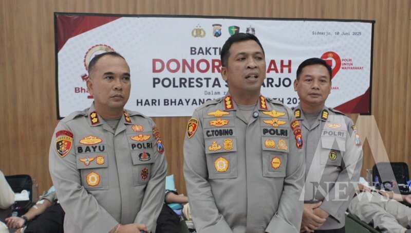 Kapolresta Sidoarjo Kombespol Christian Tobing saat hadiri donor darah