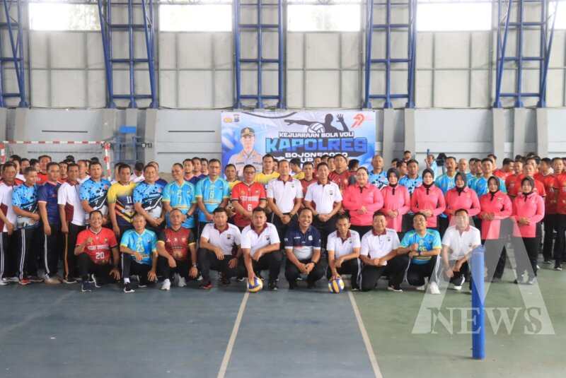 Kapolres Bojonegoro AKBP Mario Prahatinto saat peresmian Bola Voli