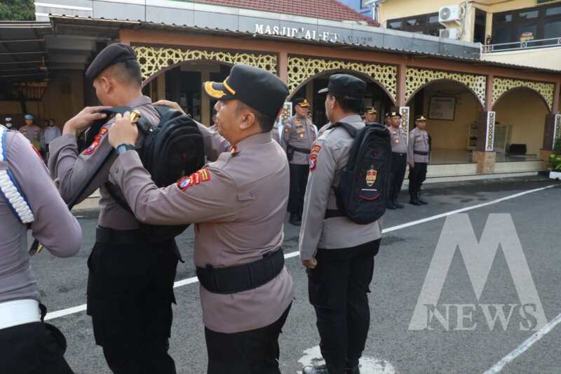 Kapolres Pelabuhan Tanjung Perak AKBP Wahyu Hidayat pimpin apel Polisi RW