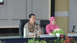 Kapolres Nganjuk AKBP Henri Noveri Santoso bersama Ketua Bhayangkari Cabang Nganjuk Ny. Agnes Henri