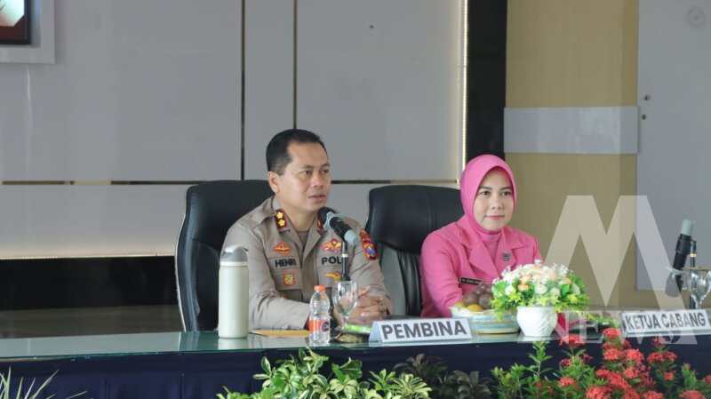 Kapolres Nganjuk AKBP Henri Noveri Santoso bersama Ketua Bhayangkari Cabang Nganjuk Ny. Agnes Henri