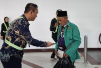 Kedatangan kloter pertama jemaah haji Surabaya di Bandara Juanda