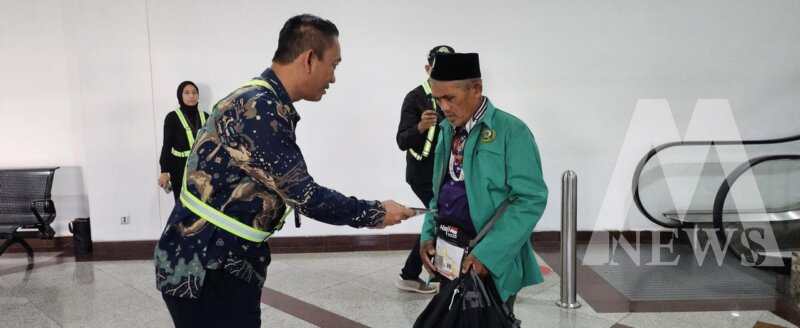Kedatangan kloter pertama jemaah haji Surabaya di Bandara Juanda