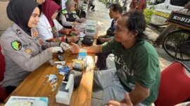 Biddokkes Polda Jatim periksa kesehatan driver ojol