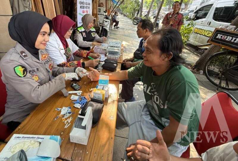 Biddokkes Polda Jatim periksa kesehatan driver ojol