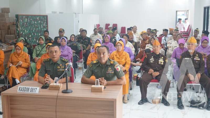 Kasdim 0817/Gresik Mayor Inf Siari saat Komsos