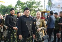 Kapolres Nganjuk AKBP Henri Noveri Santoso bersama istri saat tradisi boyong natapraja