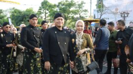 Kapolres Nganjuk AKBP Henri Noveri Santoso bersama istri saat tradisi boyong natapraja