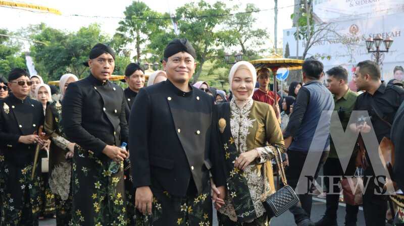 Kapolres Nganjuk AKBP Henri Noveri Santoso bersama istri saat tradisi boyong natapraja