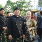 Kapolres Nganjuk AKBP Henri Noveri Santoso bersama istri saat tradisi boyong natapraja