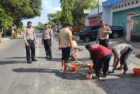 Satlantas Polres Bondowoso tambal jalan raya