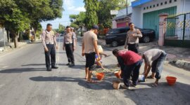 Satlantas Polres Bondowoso tambal jalan raya