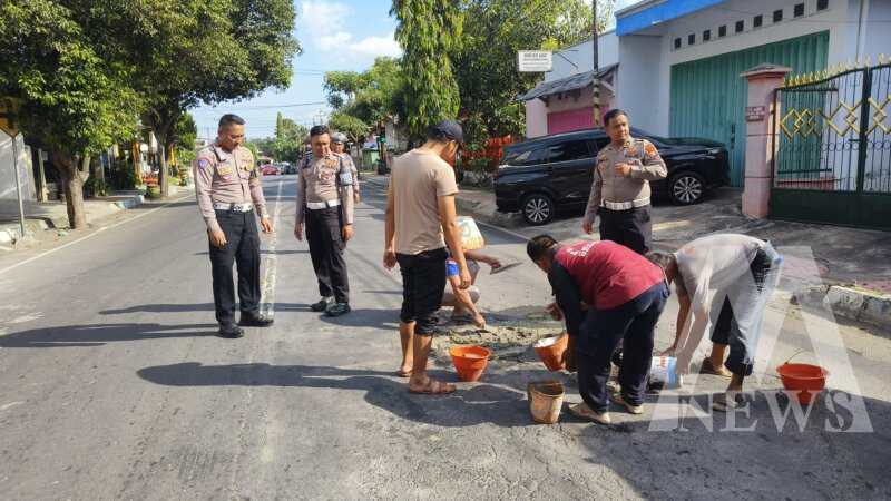 Satlantas Polres Bondowoso tambal jalan raya