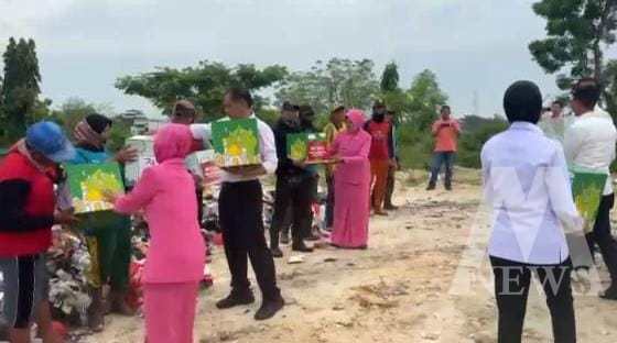 Polres Lamongan gelar Bansos di TPA Tambakrigadung