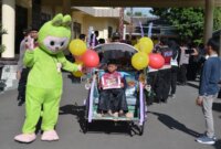 Yatim Piatu setelah di khitan diantar pulang