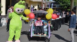 Yatim Piatu setelah di khitan diantar pulang