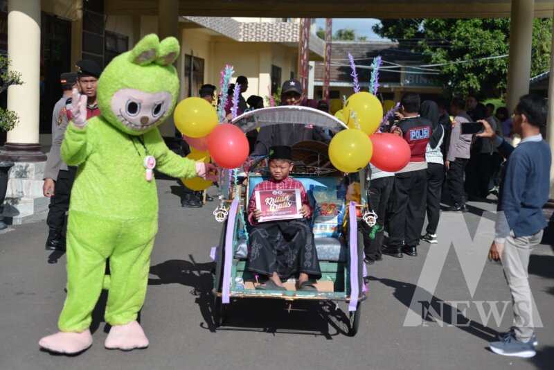 Yatim Piatu setelah di khitan diantar pulang