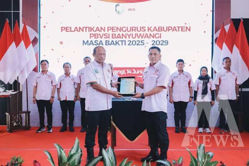 Kapolda Jatim Irjen Pol Drs. Nanang Avianto Lantik Pengurus PBVSI Banyuwangi Kombespol Rama Samtama Putra