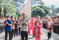 Kapolda Jatim Irjen Pol Drs. Nanang Avianto bersama Ketua PYKB daerah Jatim Ny. Dewi Nanang Avianto