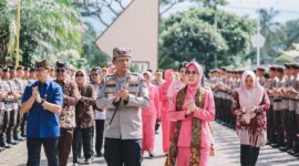 Kapolda Jatim Irjen Pol Drs. Nanang Avianto bersama Ketua PYKB daerah Jatim Ny. Dewi Nanang Avianto