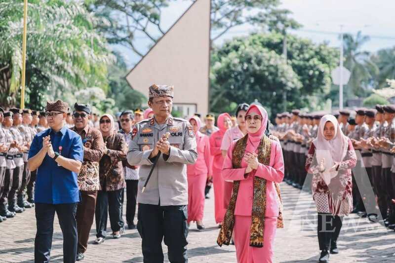 Kapolda Jatim Irjen Pol Drs. Nanang Avianto bersama Ketua PYKB daerah Jatim Ny. Dewi Nanang Avianto