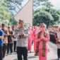 Kapolda Jatim Irjen Pol Drs. Nanang Avianto bersama Ketua PYKB daerah Jatim Ny. Dewi Nanang Avianto