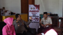 Kapolres Nganjuk AKBP Henri Noveri Santoso didampingi ketua Bhayangkari cabang Nganjuk Ny. Agnes Henri