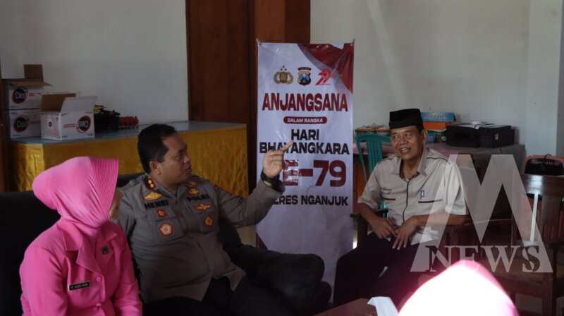 Kapolres Nganjuk AKBP Henri Noveri Santoso didampingi ketua Bhayangkari cabang Nganjuk Ny. Agnes Henri