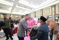 Wakapolda Jatim Brigjen Pol Pasma Royce saat beri bantuan