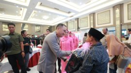 Wakapolda Jatim Brigjen Pol Pasma Royce saat beri bantuan