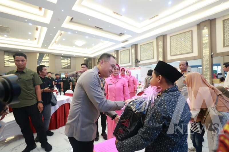 Wakapolda Jatim Brigjen Pol Pasma Royce saat beri bantuan