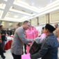 Wakapolda Jatim Brigjen Pol Pasma Royce saat beri bantuan