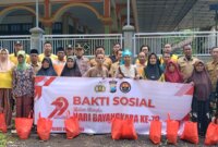 Polsek Curahdami bagi sembako ke warga kurang mampu