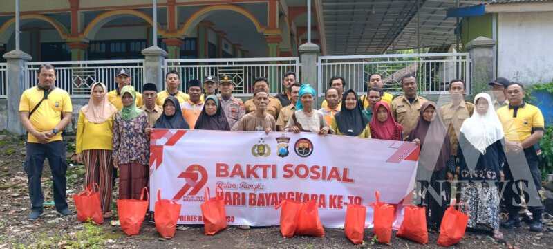 Polsek Curahdami bagi sembako ke warga kurang mampu