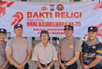 Anggota Polsek Maesan bersihkan masjid dan gereja