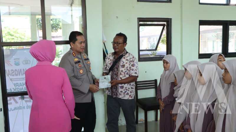 Kapolres Nganjuk AKBP Henri Noveri Santoso saat kunjungi Panti Asuhan