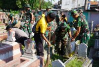Polrestabes Surabaya bersama TNI bersihkan makam pegirikan