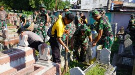 Polrestabes Surabaya bersama TNI bersihkan makam pegirikan