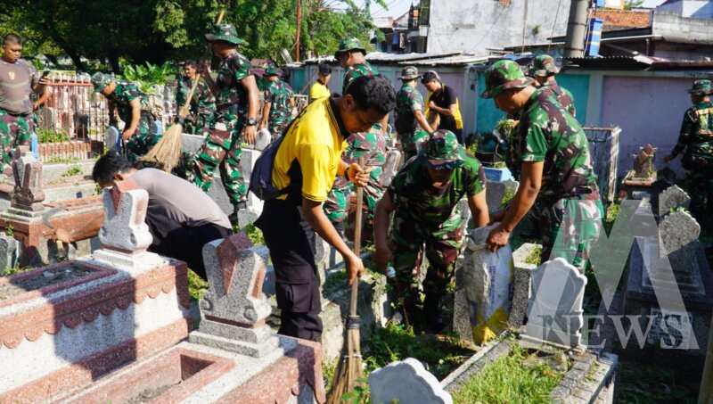 Polrestabes Surabaya bersama TNI bersihkan makam pegirikan