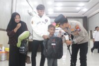 Kapolres Bondowoso AKBP Harto Agung Cahyono beri cinderamata peserta khitan massal gratis