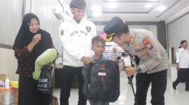Kapolres Bondowoso AKBP Harto Agung Cahyono beri cinderamata peserta khitan massal gratis