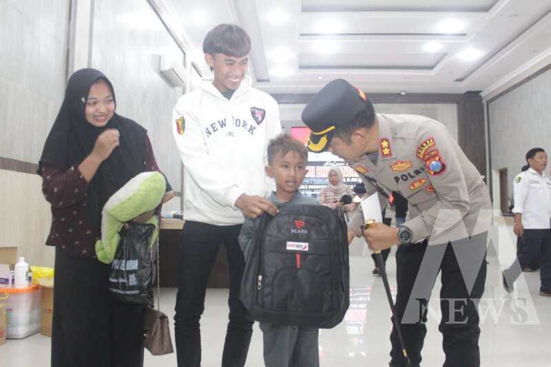 Kapolres Bondowoso AKBP Harto Agung Cahyono beri cinderamata peserta khitan massal gratis