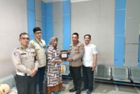 Polres Gresik anjangsana ke anggota yang sakit