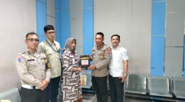 Polres Gresik anjangsana ke anggota yang sakit