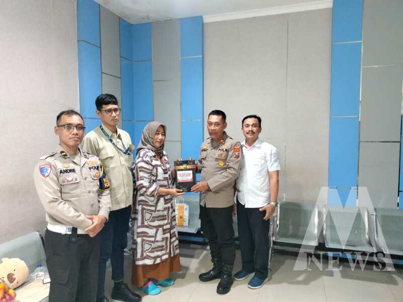 Polres Gresik anjangsana ke anggota yang sakit