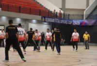 Kapolres Bojonegoro AKBP Mario Prahatinto saat ikut turnamen futsal