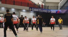 Kapolres Bojonegoro AKBP Mario Prahatinto saat ikut turnamen futsal